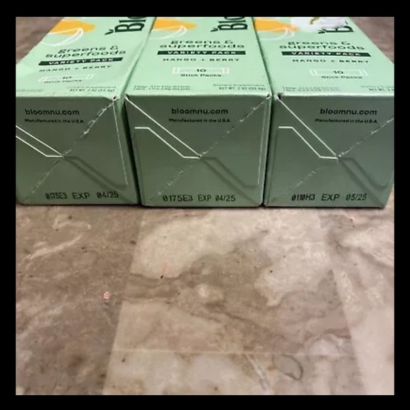 Bloom Nutrition Greens & Superfoods Powder Sticks, Mango and Berry, 29 Count - Picture 2 of 3